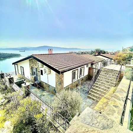 Tatil Evi Stunning 3 Bedroom, 2 Bathroom Sea View House *