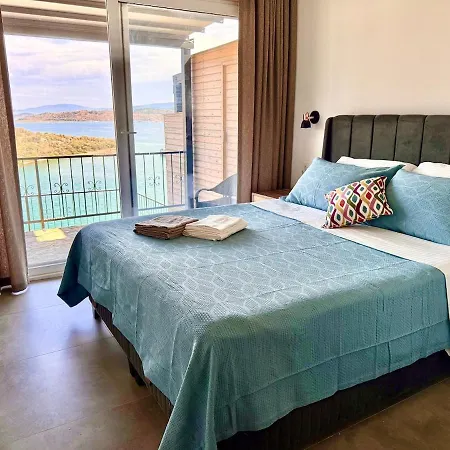 Stunning 3 Bedroom, 2 Bathroom Sea View House